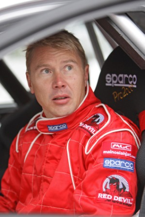 Mika Hkkinen ajaa Arctic Lapland Rallyssa. Kuva: Marko Mkinen.