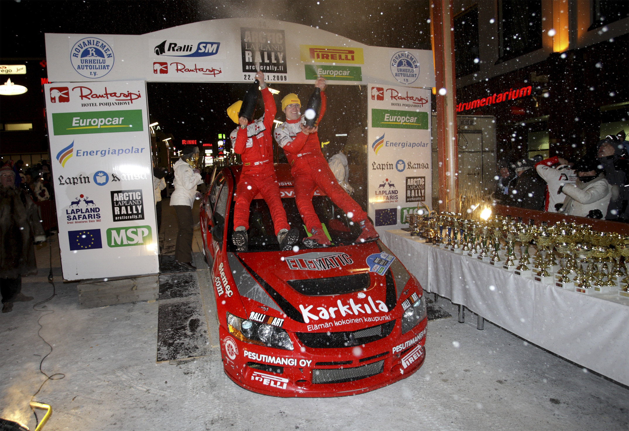 Juha Salo juhli avausosakilpailun voittoa Rovaniemell, kuva: Marko Mkinen.