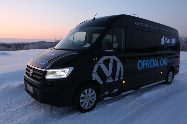 Ralli SM -sarjan virallinen Volkswagen Crafter -pakettiauto.